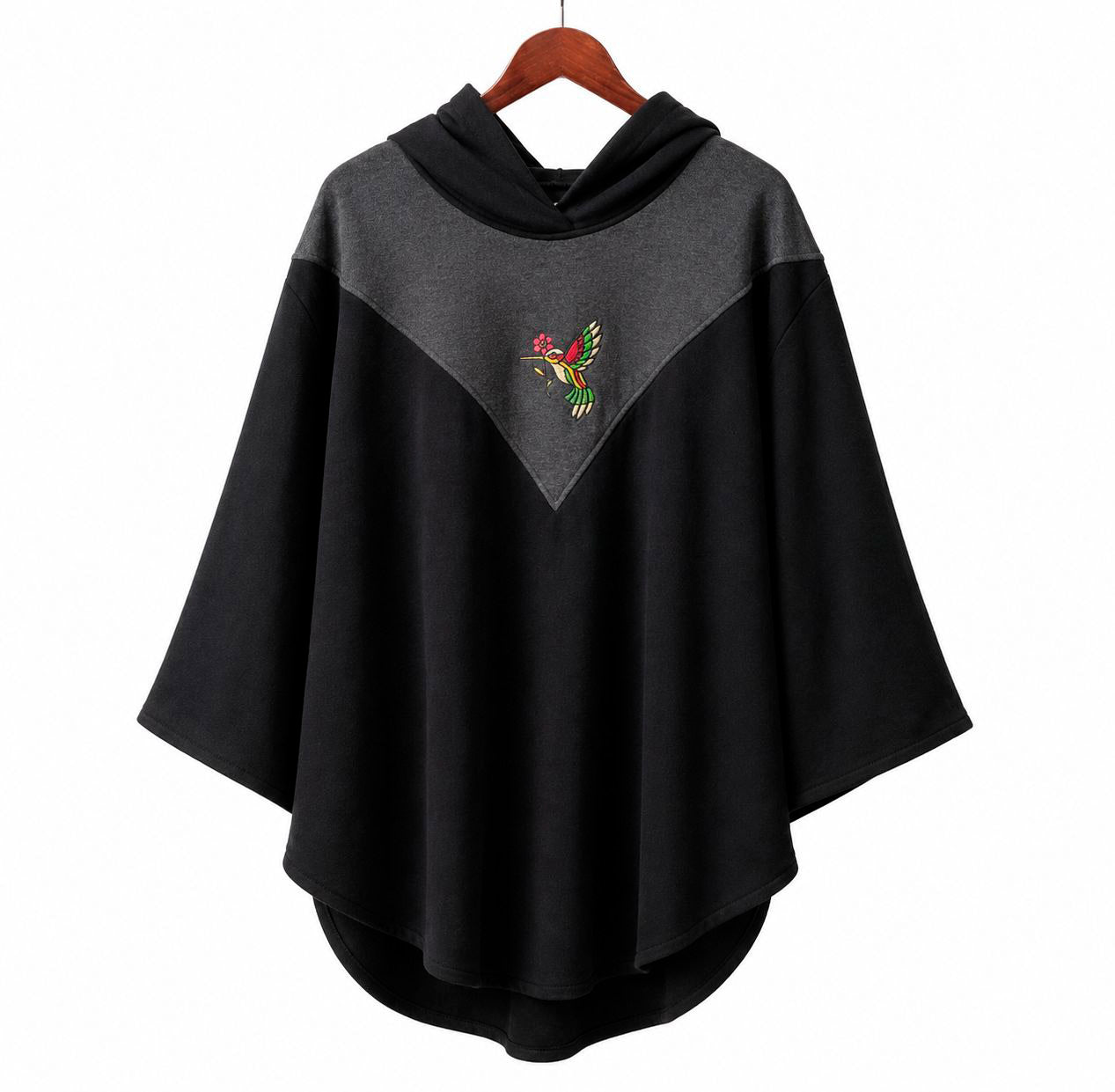 Poncho negro con colibrí bordado