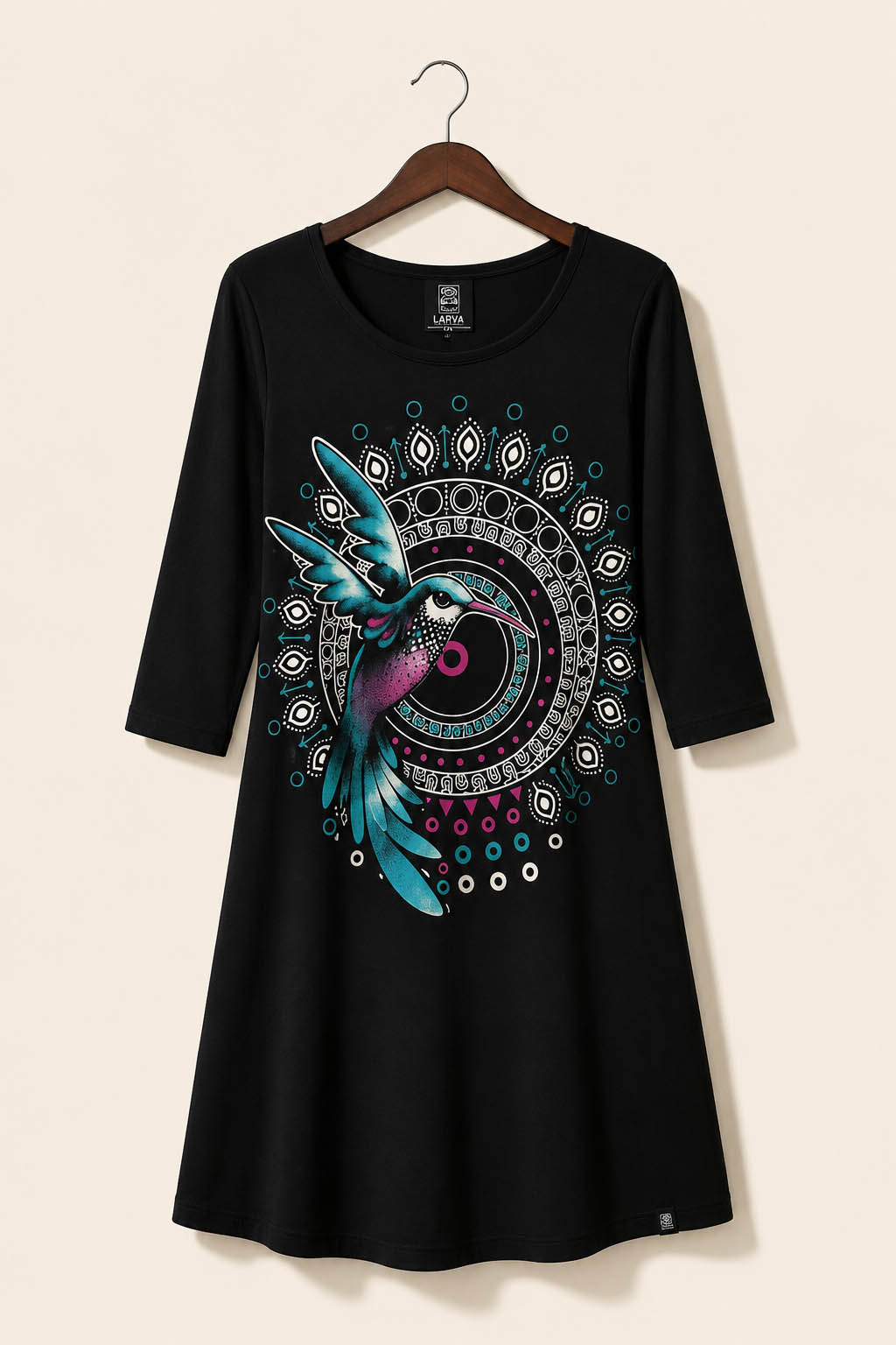 Vestido midi corte A con colibrí ceremonial y mandala de energía.