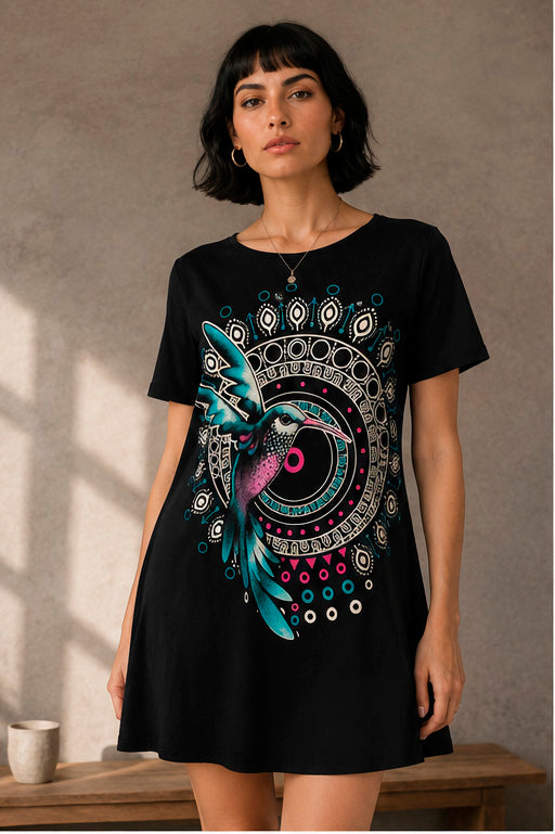 Vestido midi corte A con colibrí ceremonial y mandala de energía.